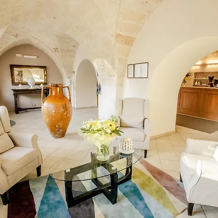 Laurito & 3* أوريا