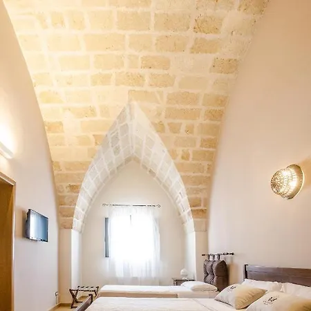 Laurito & 3* أوريا